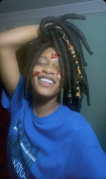 File:Beautiful woman smiling with dreads.jpg