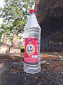 Uma garrafa de licor Bangla em Chinsurah, Bengala Ocidental, Índia.