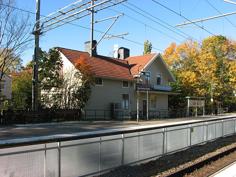 File:Djursholms Ekeby station (37815780061).jpg