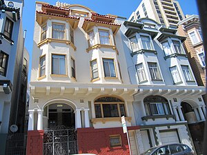 Maisons victoriennes avec fenêtres arquées à San Francisco en 2013.