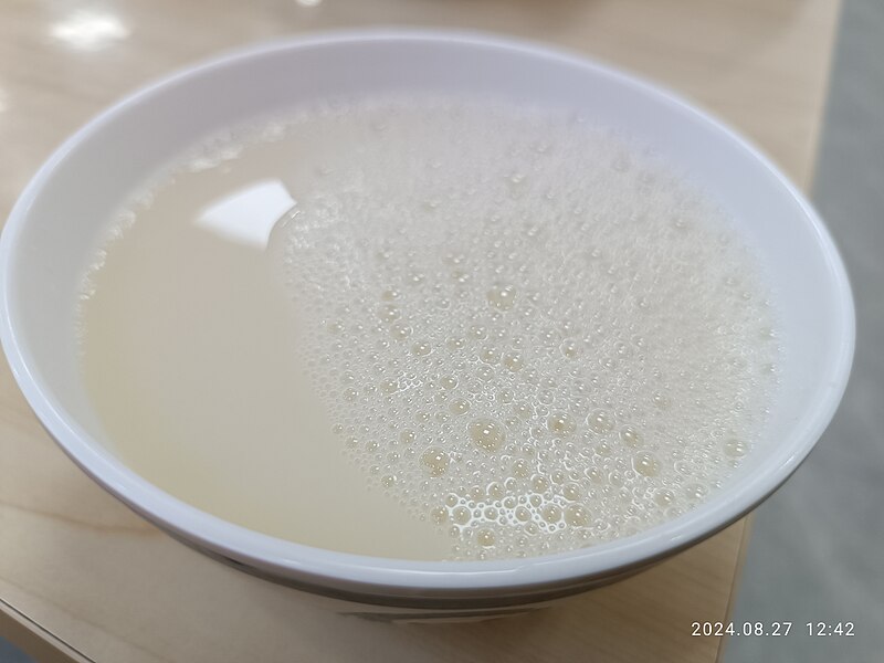 File:GD 廣東 ZS 中山市 Zhongshan 東區 Dong District 興文路 XingWen Road 帝景東方 Dijing Oriental 潮小得餐廳 ChaoXiaoDe Restaurant food 豆漿 bean milk drink August 2024 R12S 02.jpg