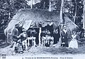 Hutte de sabotiers à La Roche-Maurice (carte postale François Tourmen, 1908).