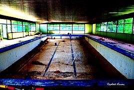 Piscine abandonée de Pont du Fossé - Alpes - France (8461375346).jpg