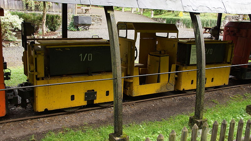 File:Schmalspurfahrzeuge am Rabensteiner Stollen 02.JPG