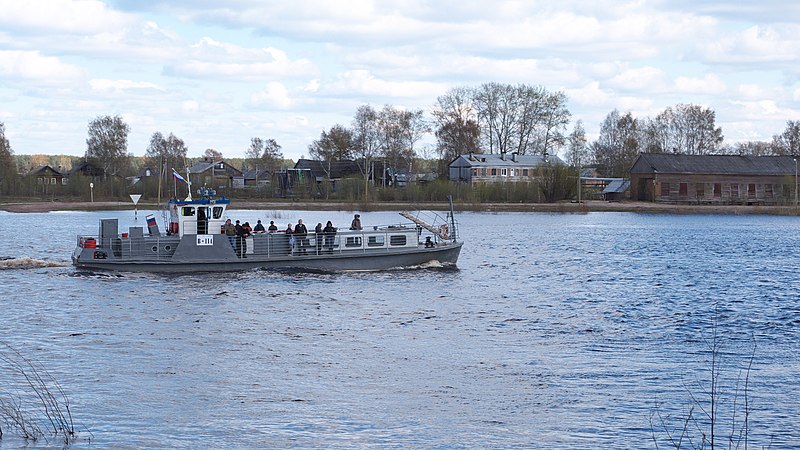 File:Паром плывет в Заречье - panoramio (1).jpg