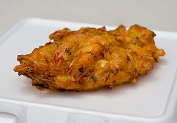 Bakwan udang, pastel de mariscos con camarones enteros