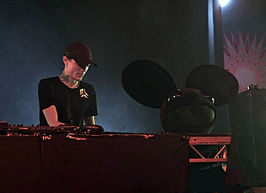 deadmau5 tijdens een optreden, met naast zich zijn masker, op Glastonbury in 2009