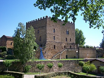 Le donjon Lacataye et l'ancienne chapelle romane.