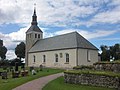 Gudhems kyrka har stensättningar på kyrkogården, Västergötland.