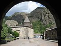 English: Main entrance, same view. Français : Entrée principale, même vue.