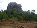 Sigiriya Rock. Ascendint al cim es poden veure les restes de la fortalesa