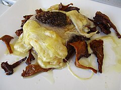 Veau aux girolles ou morilles, et comté.