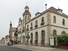 Marckolsheim, straatzicht Rue du Mal Foch bij stadhuis foto4 2013-07-24 14.12.jpg