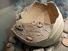Eskişehir Arkeoloji Müzesi'nde sergilenen mezar küpleri ve insan kalıntıları. MÖ 18. yüzyıla tarihlenen bu kalıntılar, Erken Hitit Dönemi'ne aittir ve Çavlum Mezarlığı'nda bulunmuştur.