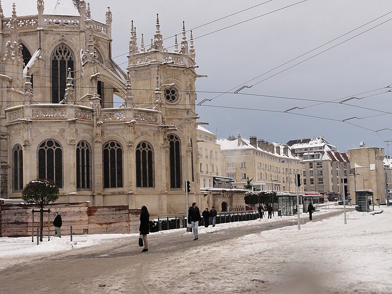 File:EGLISE Saint-Pierre 469.JPG