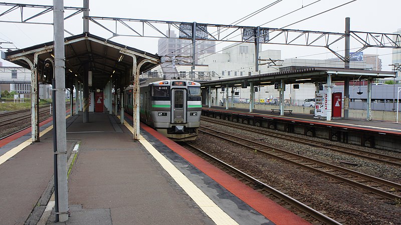 File:JR Muroran-Main-Line・Hidaka-Main-Line Tomakomai Station Platform.jpg