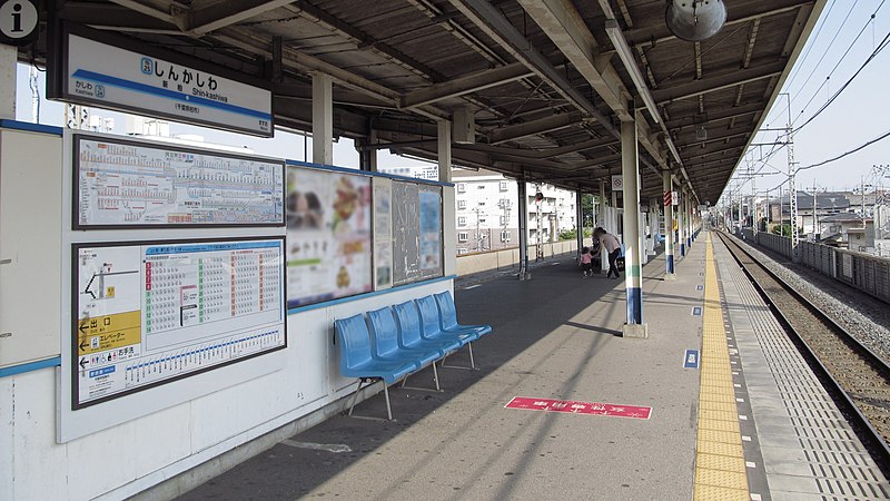 File:Tobu-railway-TD25-Shin-kashiwa-station-platform-20130523-152526.jpg