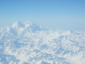 Denali im Hintergrund, rechts unten im Bild der Buckskin-Gletscher