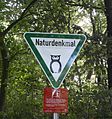 Naturdenkmal-Schild im erneuerten Design beim Osterteich Lenthe