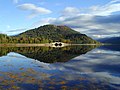 Aray-broen på Loch Fyne fra Inveraray. Spirene til Inveraray Castle til venstre