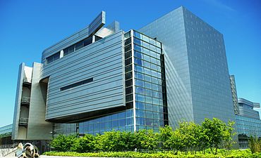 The Wayne Lyman Morse United States Courthouse in Eugene, Oregon by Thom Mayne (2006)