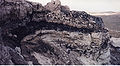 Affioramento di roccia sedimentaria organogena (diatomite) con impregnazioni di olio (California, USA).