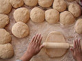 Un mattarello viene utilizzato per lavorare la pasta per fare pane e altro.