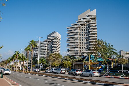 רבי קומות ברחוב אקסודוס