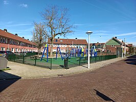 Overzicht Texelplein met 1-7 in het midden links ingang Vlielandstraat rechts ingang Terschellingstraat (maart 2024)