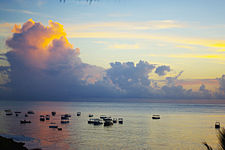 Pôr-do-sol com barcos em Malindi