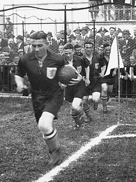 Het Nederlands elftal komt het veld op. De tweede in de rij is Frank Wels. (WK 1934)