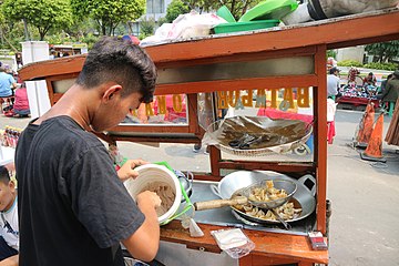 Adonan tapioka yang sedang digoreng