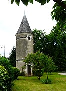 Tour à proximité du château des Reynats.