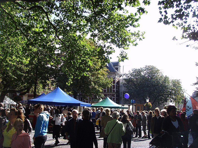 File:Domplein tijdens Uitfeest.jpg