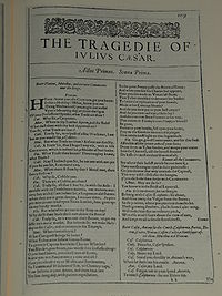 Faksimil av första sidan i The Tragedie of Julius Cæsar från First Folio, publicerad 1623.