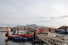 Le port, sur fond de La Rhune.