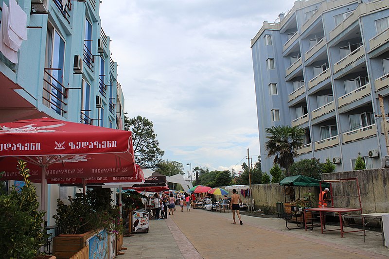 File:Ureki Boulevard.jpg