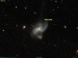 NGC 2744A (onder NGC 2744)