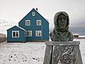 November 2015: Roald Amundsen Denkmal und die Koldewey-Station in Ny-Ålesund