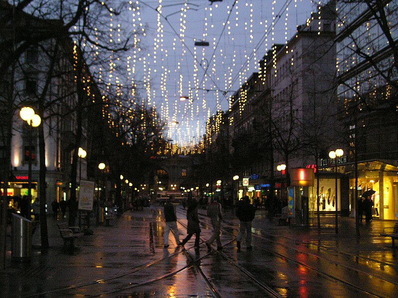 File:Bahnhofstrasse Inverno.JPG