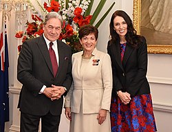 d’ Ardern zamma mìt’m Vìza-Premiarminìschter Winston Peters un dr Genrààlgouverneur Patsy Reddy bii dr Veraidigung vum Kàbinätt àm 26. Oktoower 2017