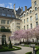 La cour d'honneur du lycée, au mois de mars.