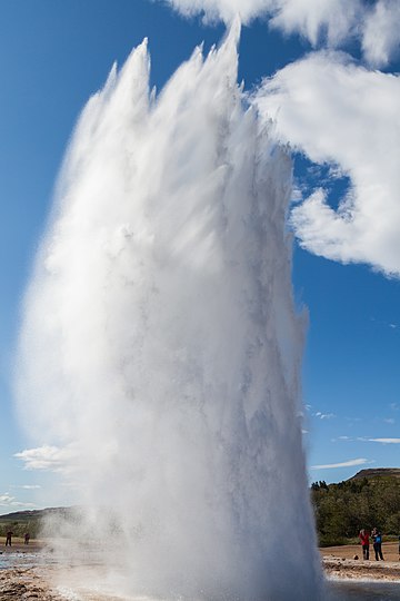 Erupção do Strokkur, um gêiser do tipo fonte localizado na área geotérmica de Haukadalur, ao lado do rio Hvítá, sudoeste da Islândia. Normalmente, entra em erupção a cada 6 a 10 minutos. Sua altura normal é de 15 a 20 metros, embora às vezes possa chegar a 40 metros de altura. (definição 3 113 × 3 113)