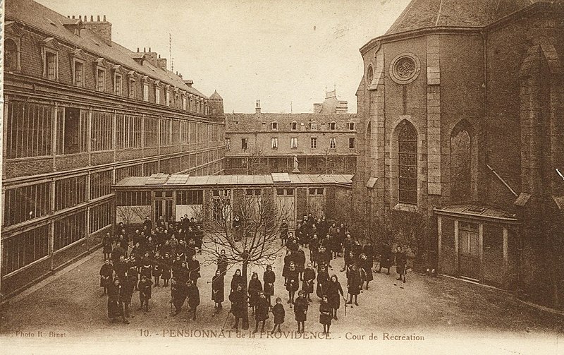 File:Saint-Brieuc - Pensionnat de la Providence cour de récréation - AD22 - 16FI4794.jpg