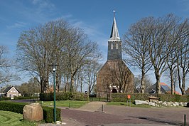 De weg door Tjerkgaast met de kerk