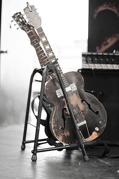 File:Old guitars never die (2015-08-22 17.17.48 by Mike Tidd).jpg