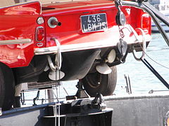 "Détail vu de l’arrière d’une Amphicar, montrant les deux hélices."