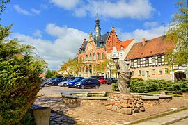 Rathaus Dahlen mit „Sackhupper“-Denkmal