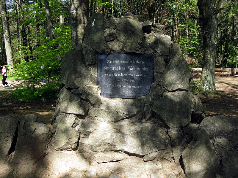 File:Gedenkstein auf der Gemarkung Merzhausen an der Grenze zu Freiburg-Günterstal.jpg