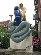 Joris op het paard met slangenkop op de Schermerstraat uit 1925 van Hildo Krop met op de achtergrond rechts de Fluitende Faun.